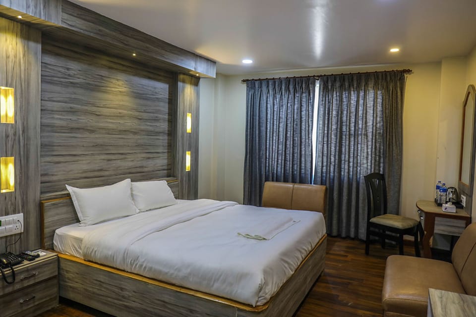 Deluxe Room | Desk, free WiFi