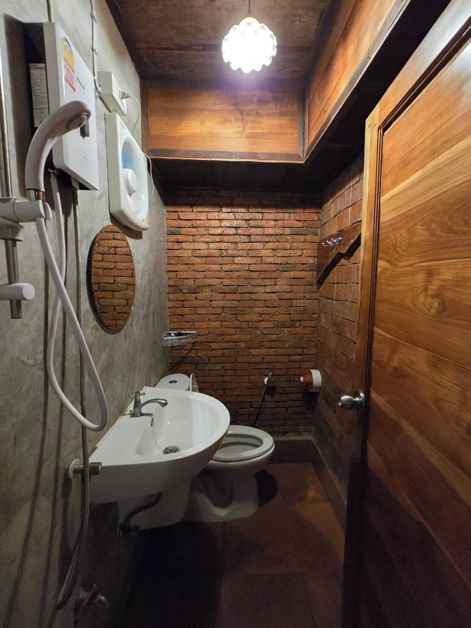 Standard Room | Bathroom | Shower, free toiletries, towels