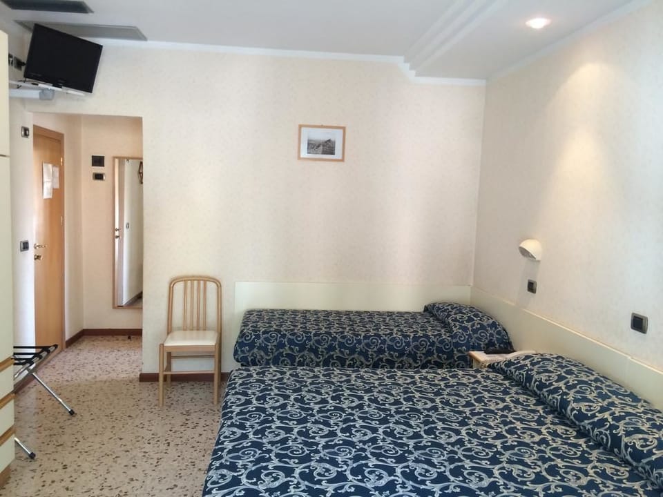 Premium bedding, in-room safe, desk, WiFi (free)
