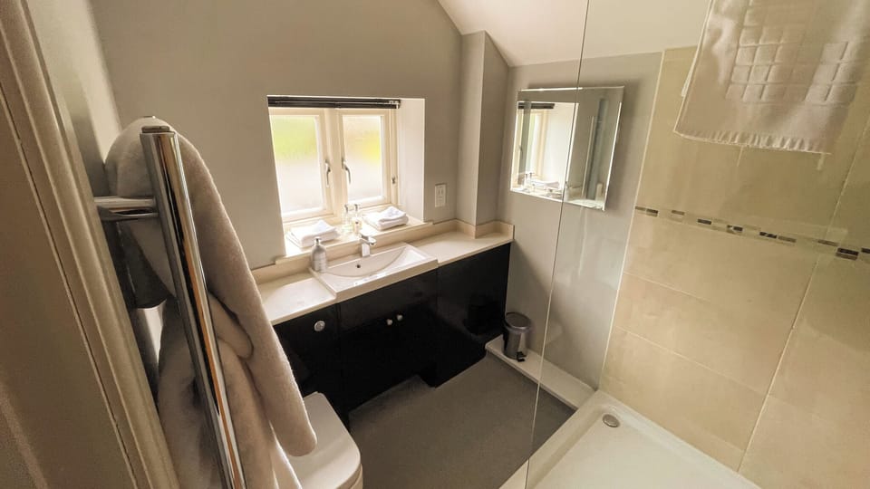 Deluxe Room, 1 King Bed (Samuel Courtauld) | Bathroom | Free toiletries, hair dryer