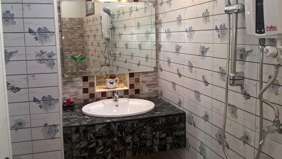 Deluxe Twin Room | Bathroom | Shower, towels