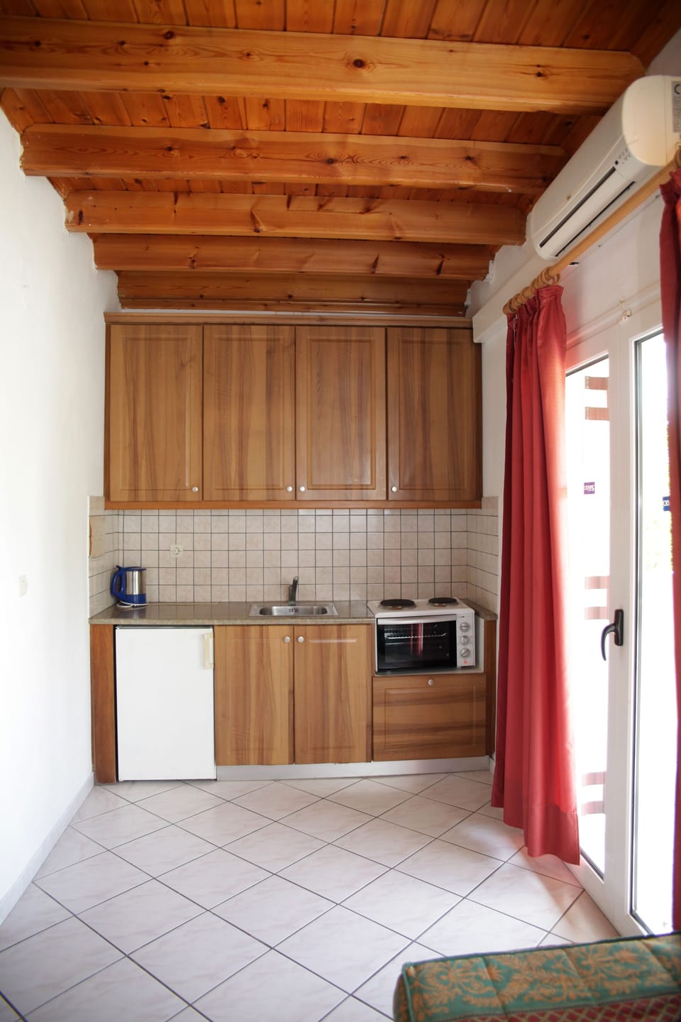 Full-size fridge, stovetop, electric kettle, cookware/dishes/utensils