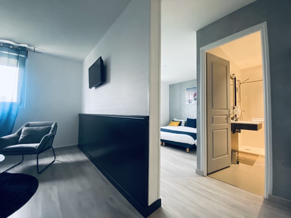 Superior Quadruple Room | Soundproofing, iron/ironing board, cribs (free), WiFi (free)