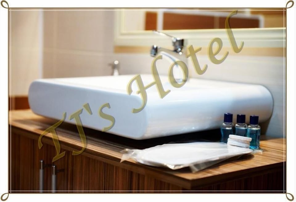 Standard Quadruple Room | Bathroom | Free toiletries, hair dryer, slippers, towels