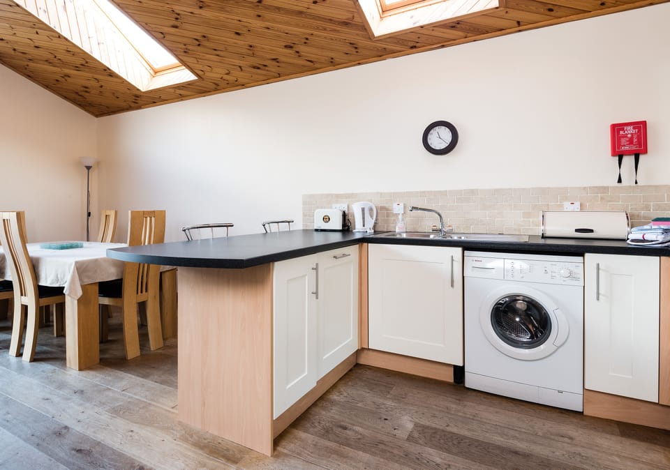 Full-size fridge, microwave, oven, coffee/tea maker