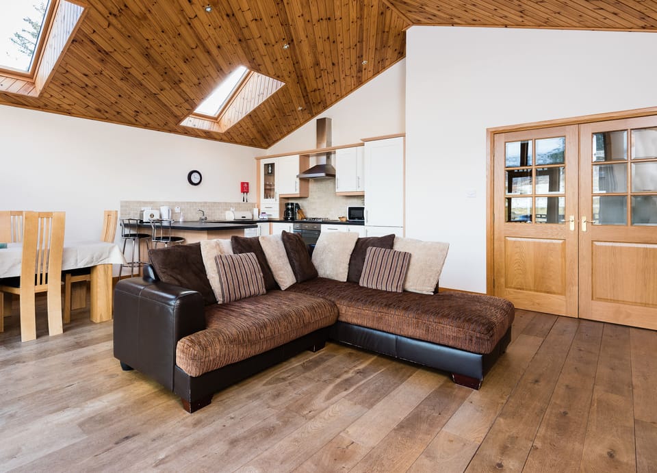 Exclusive Cabin, 3 Bedrooms, Lake View | Living area | Flat-screen TV