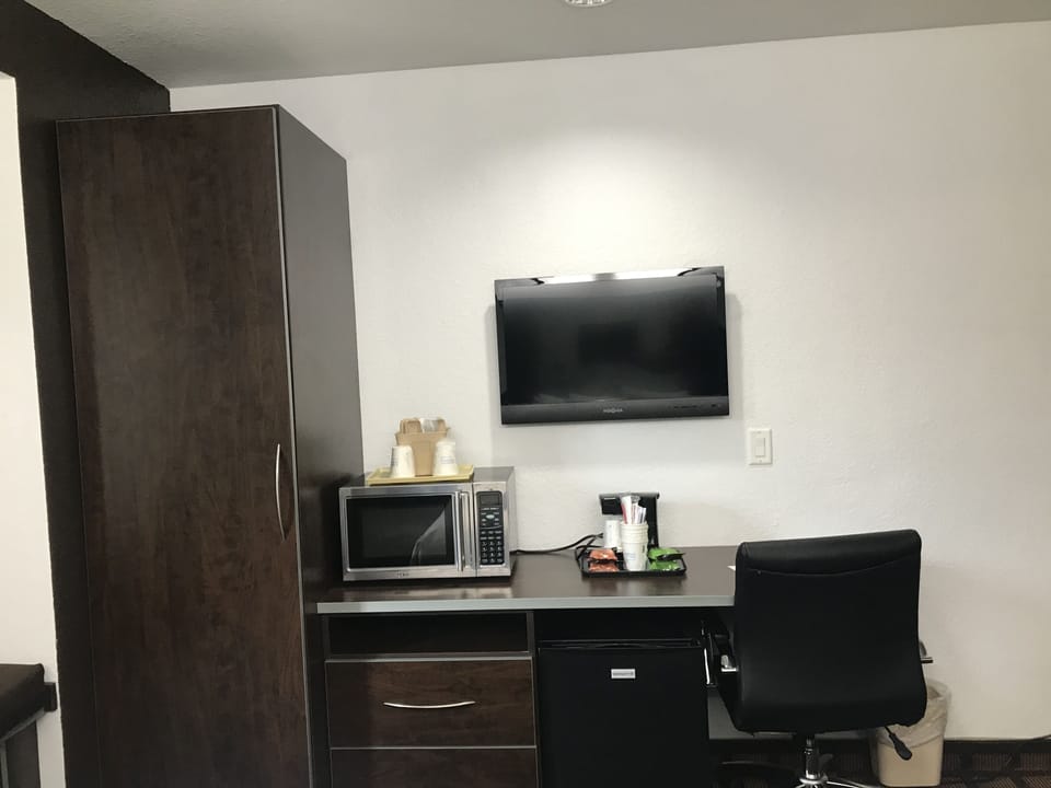 Room, 1 Queen Bed, Non Smoking | Microwave
