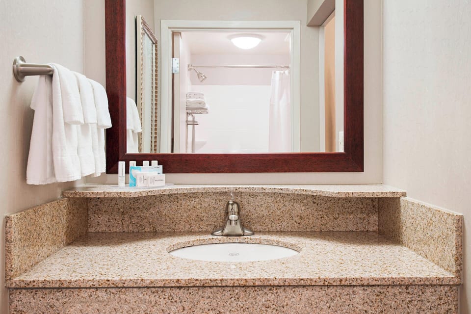 Combined shower/tub, free toiletries, hair dryer, towels