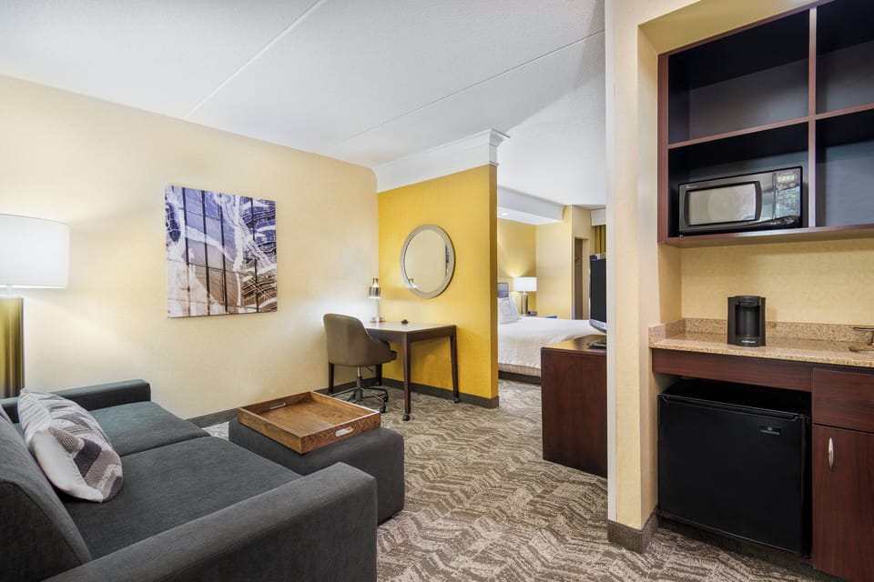 Suite, 1 King Bed with Sofa bed | Bar (on property)