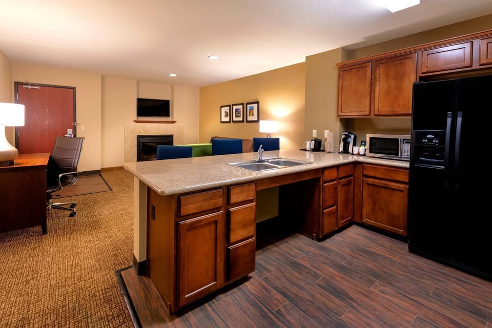 Suite, 1 King Bed with Sofa bed, Accessible, Non Smoking | Premium bedding, in-room safe, desk, laptop workspace