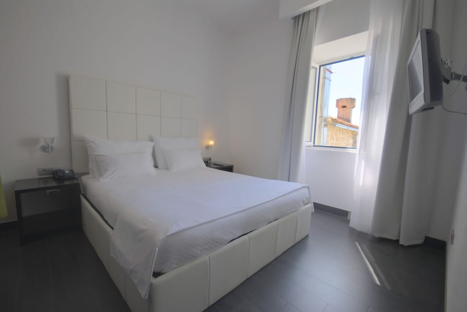 Standard Suite | Minibar, in-room safe, desk, soundproofing