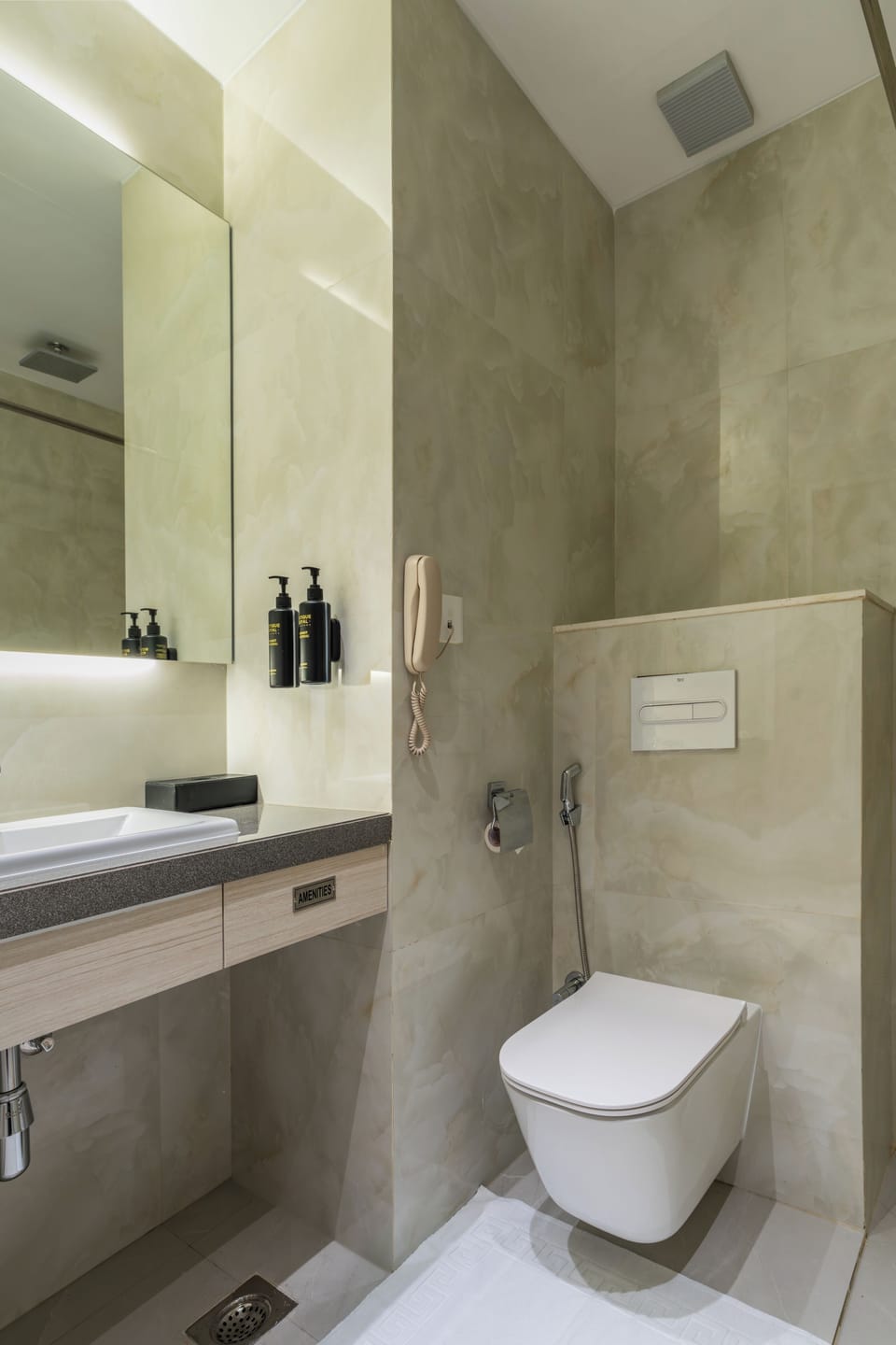 Combined shower/tub, free toiletries, hair dryer, bidet