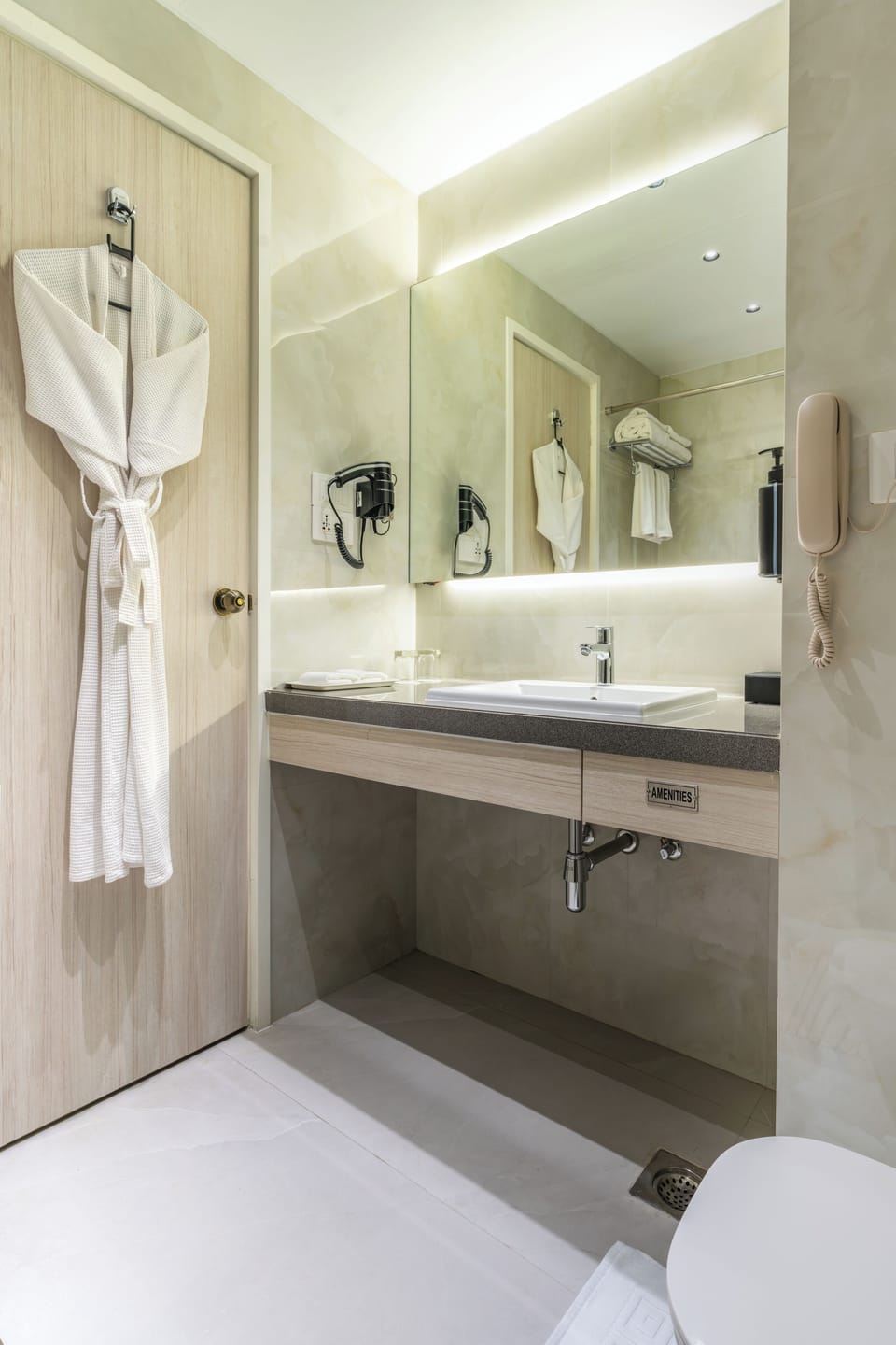 Combined shower/tub, free toiletries, hair dryer, bidet