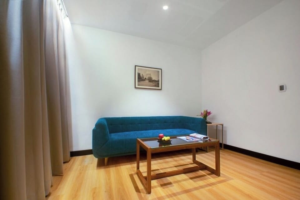 Studio H | Living area | 43-inch flat-screen TV with cable channels, TV