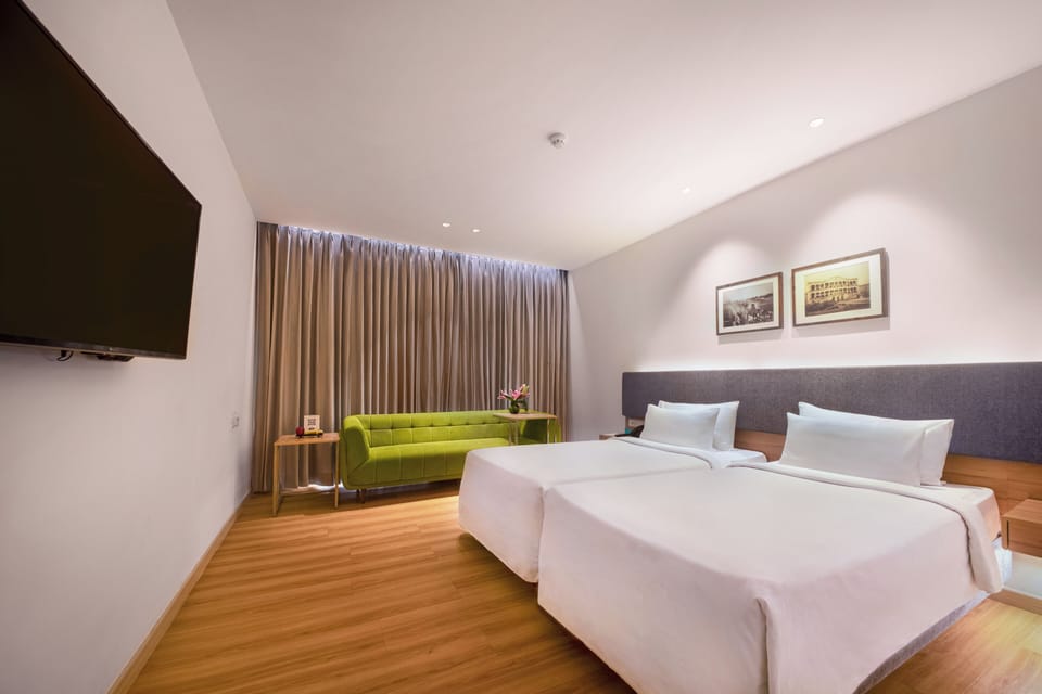Neel | Premium bedding, pillowtop beds, minibar, in-room safe