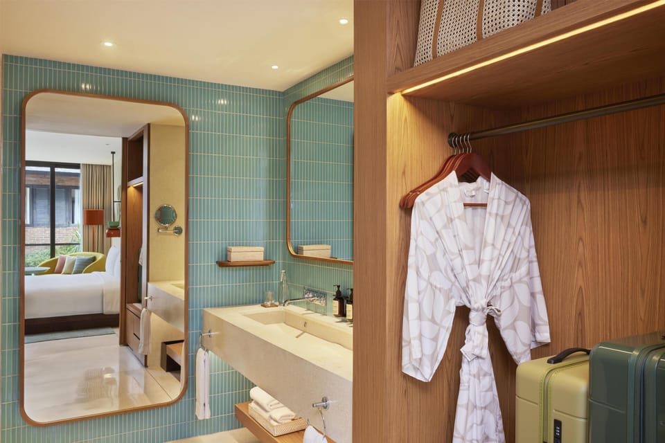 Shower, rainfall showerhead, free toiletries, hair dryer