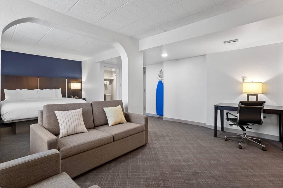 Premium bedding, in-room safe, laptop workspace, blackout drapes