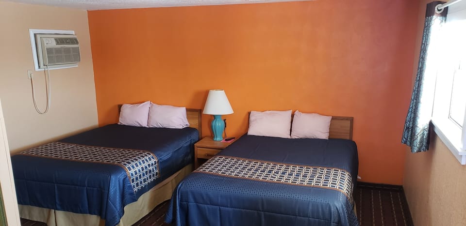 Deluxe Room, 2 Double Beds, Smoking | Bathroom | Combined shower/tub, free toiletries, towels