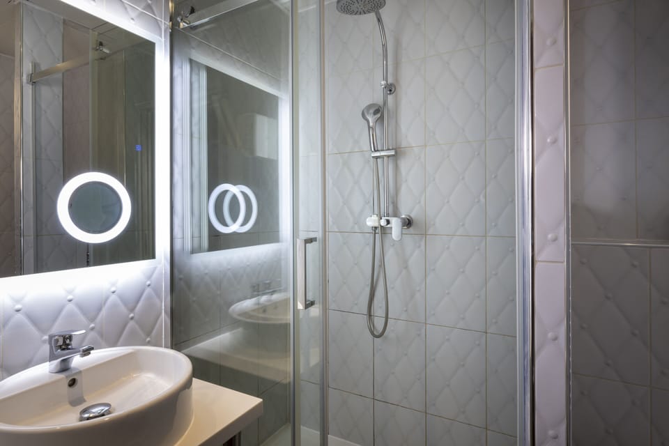 Shower, free toiletries, towels