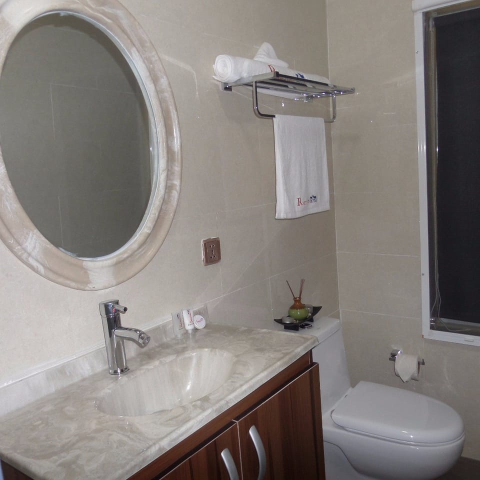 Rainfall showerhead, free toiletries, towels, soap