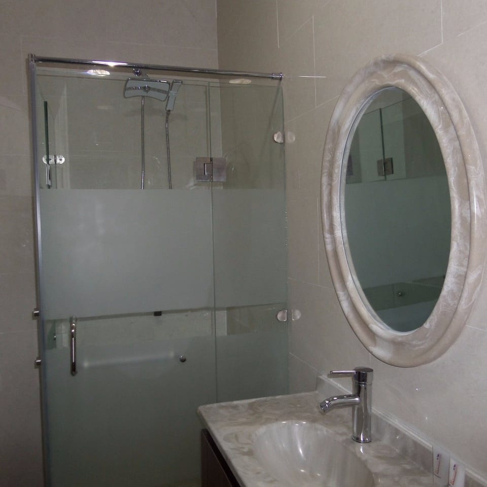 Rainfall showerhead, free toiletries, towels, soap