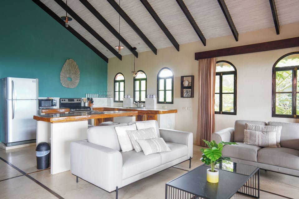 Luxury Condo, 3 Bedrooms, Kitchen, Ocean View | Living area