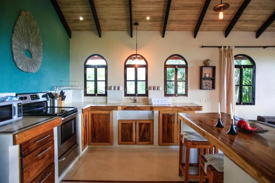 Luxury Condo, 3 Bedrooms, Kitchen, Ocean View | Private kitchen | Fridge