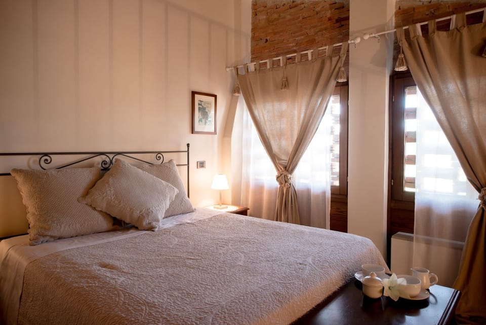 Premium bedding, in-room safe, iron/ironing board