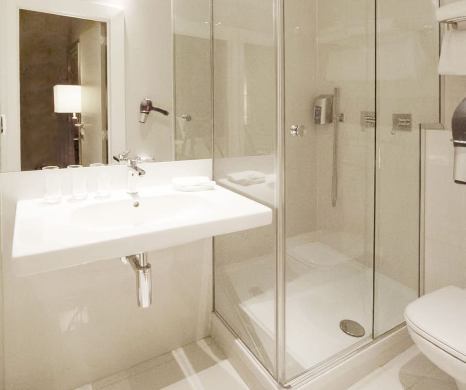 Comfort Double Room | Bathroom | Shower, rainfall showerhead, free toiletries, hair dryer