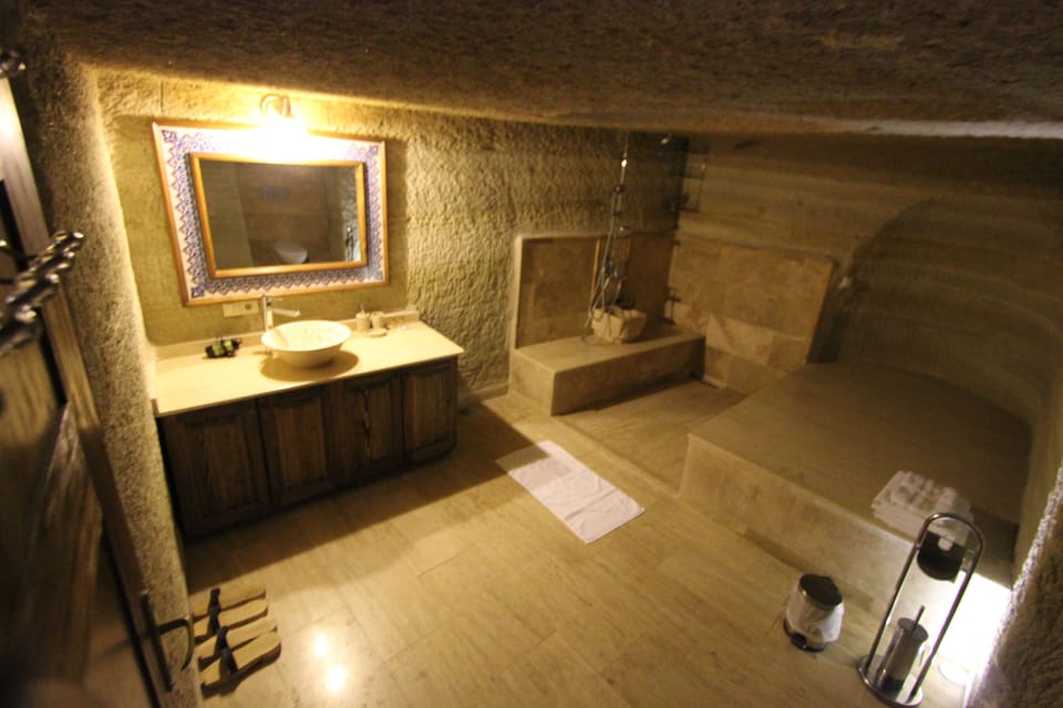 Family Quadruple Room | Bathroom | Shower, free toiletries, hair dryer, slippers