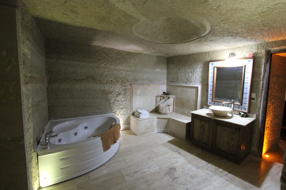 Deluxe Triple Room | Bathroom | Shower, free toiletries, hair dryer, slippers