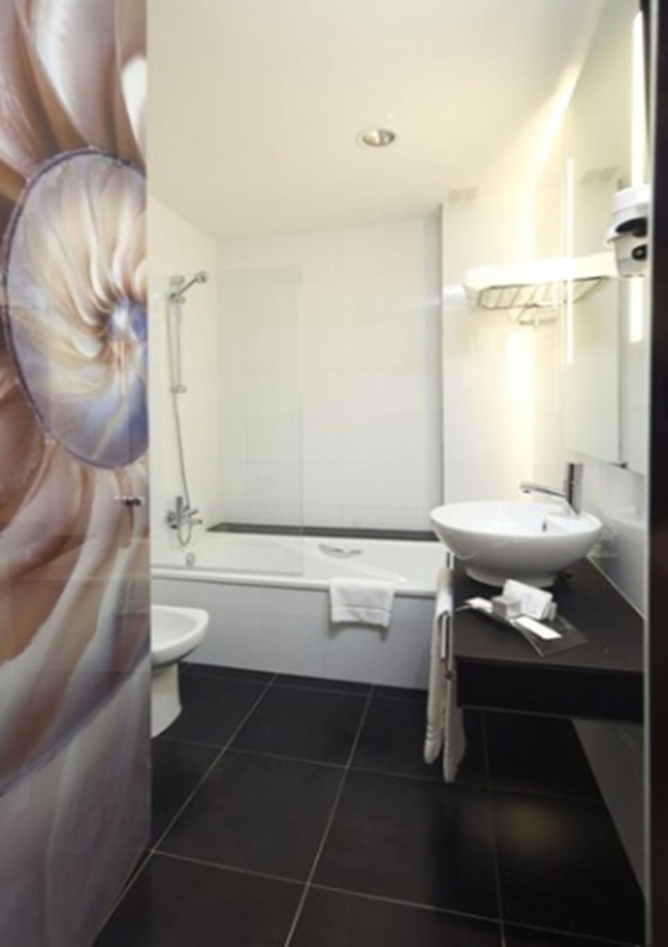 Standard Double Room Single Use | Bathroom | Hair dryer, bidet, towels