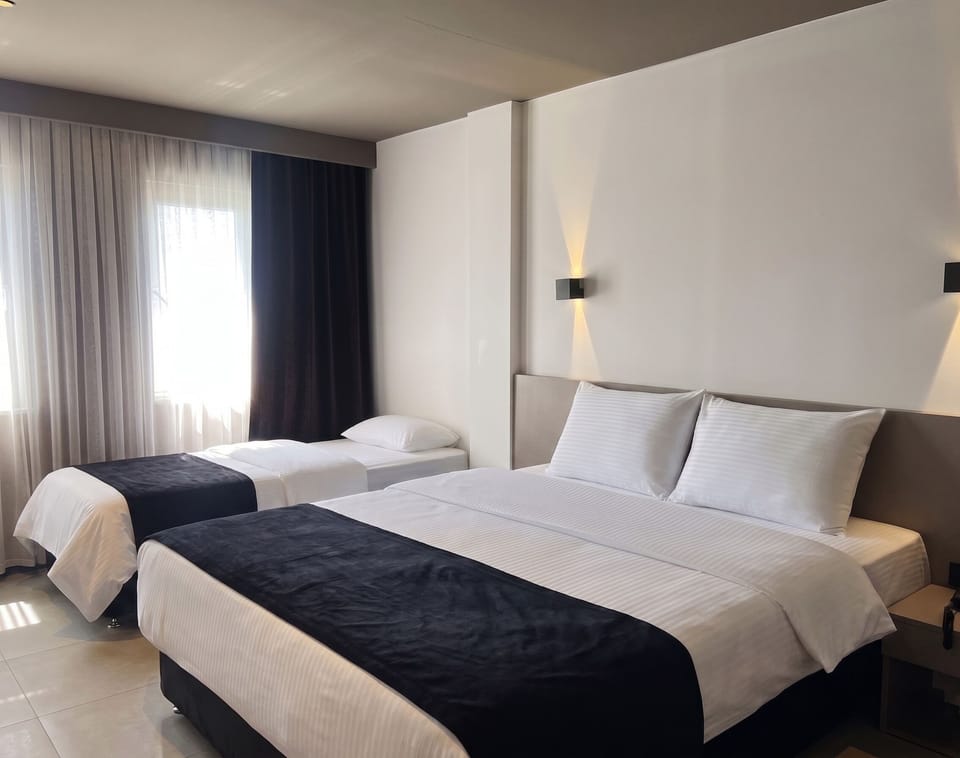 Comfort Triple Room, Sea View | Egyptian cotton sheets, premium bedding, minibar, in-room safe