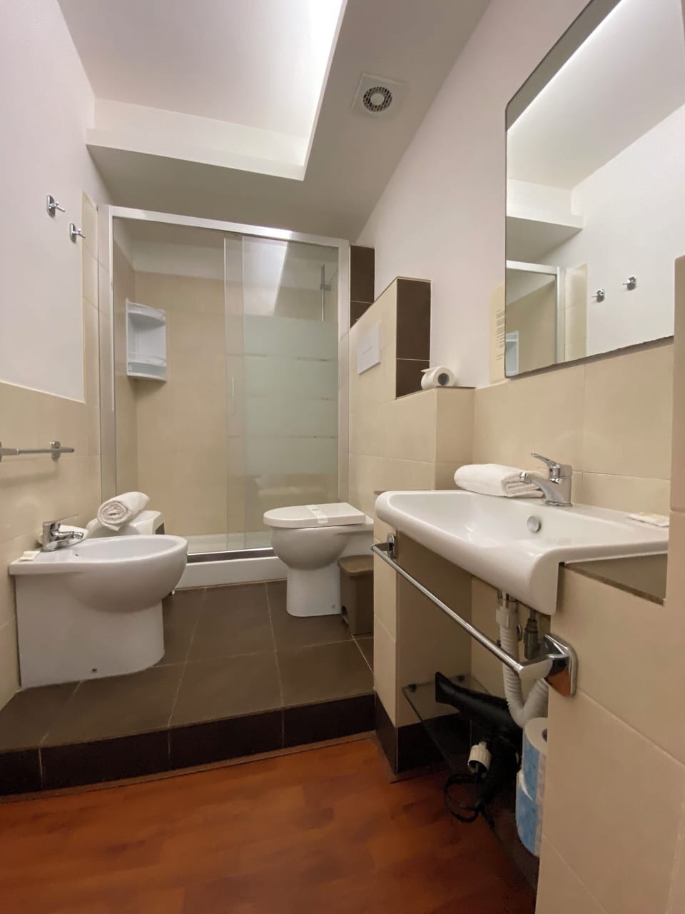 Camera doppia/matrimoniale, bagno privato | Bathroom | Shower, eco-friendly toiletries, hair dryer, bidet