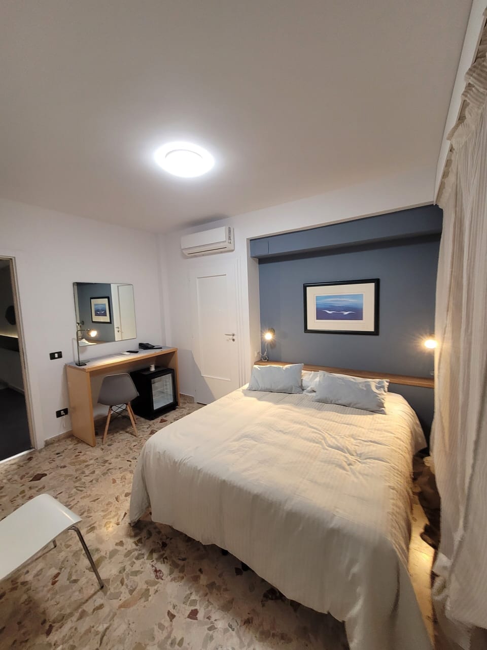 Doppia/matrimoniale Uso disabili, bagno privato | Premium bedding, down comforters, minibar, individually decorated