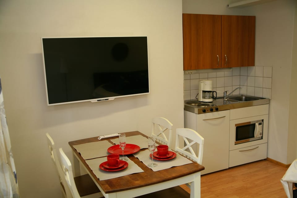 City Studio Suite, 1 Queen Bed | In-room dining