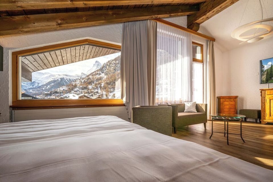 Deluxe suite with Matterhorn view | Living area | Flat-screen TV