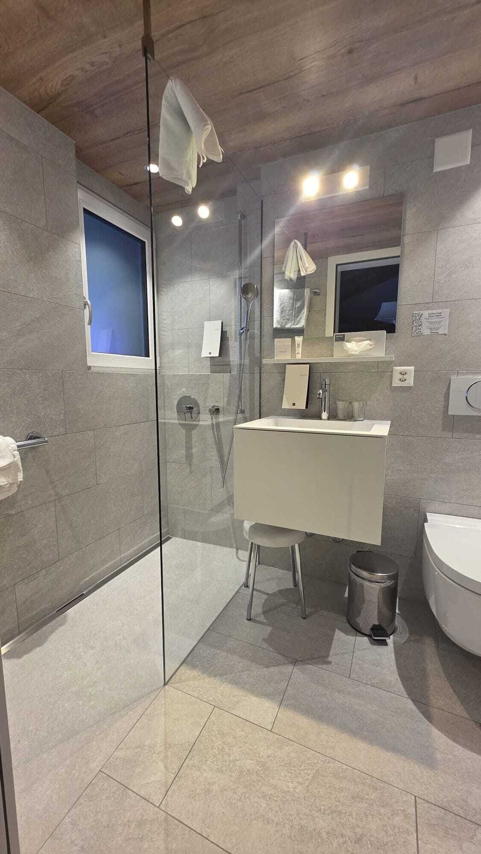 Family Apartment | Bathroom | Free toiletries, hair dryer, bathrobes, slippers