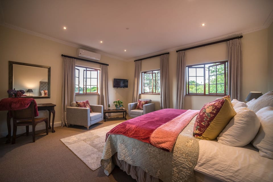 Deluxe Manor House Suites | In-room safe, desk, laptop workspace, blackout drapes