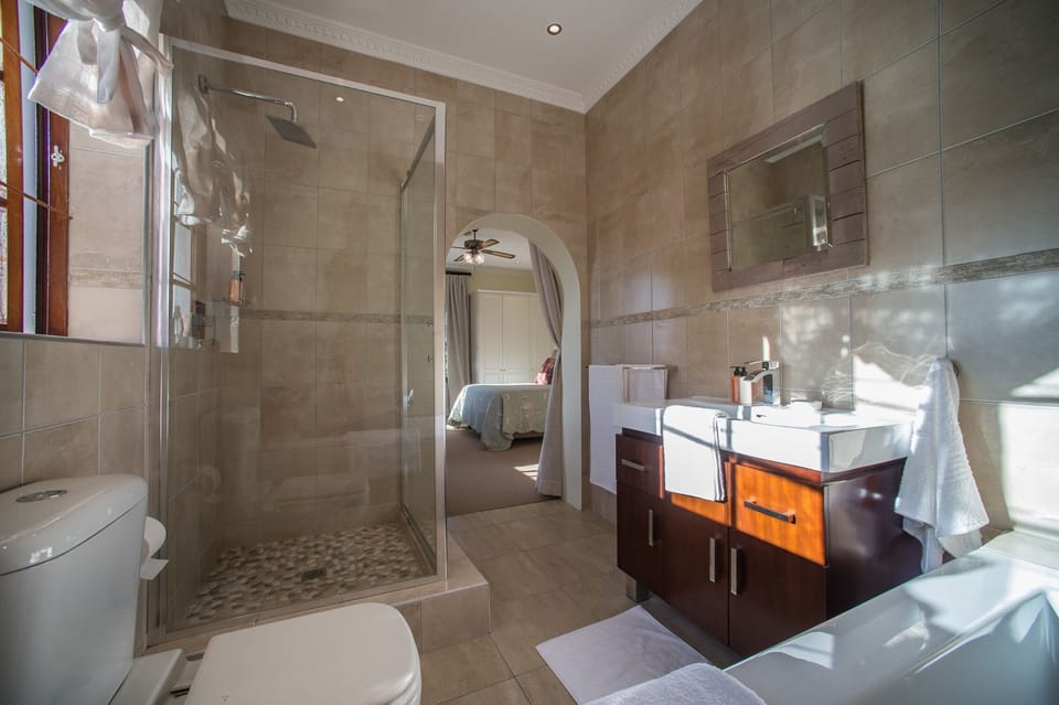 Deluxe Manor House Suites | Bathroom | Free toiletries, hair dryer, bathrobes, towels