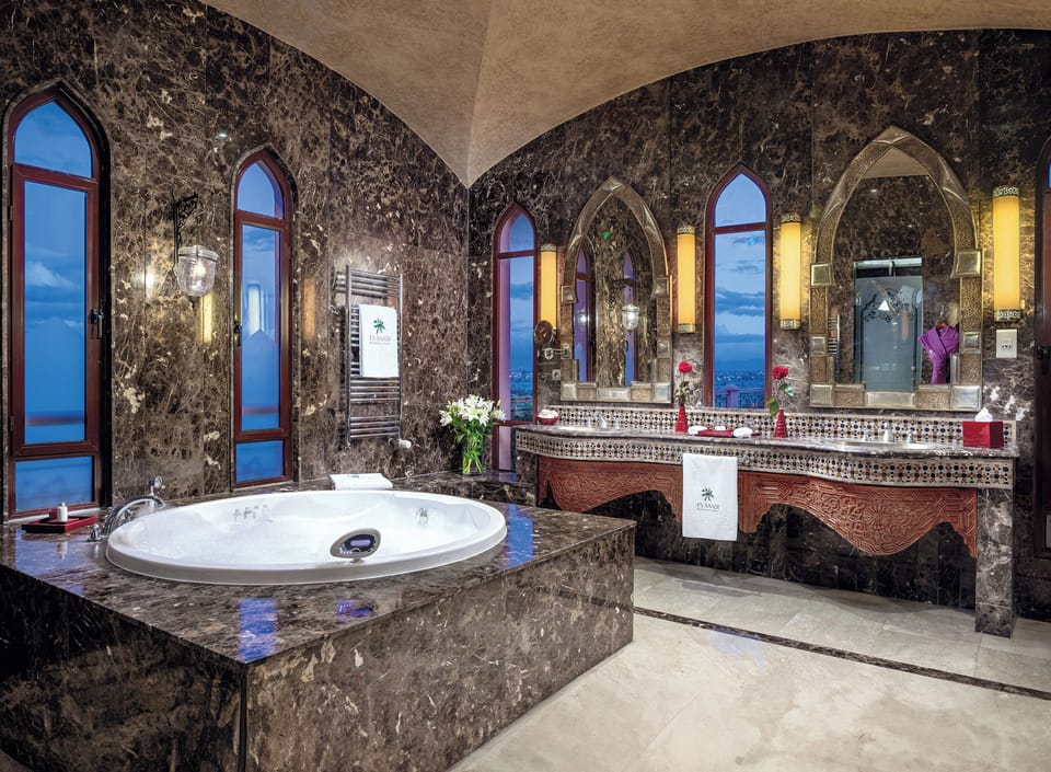 Deluxe Suite | Bathroom | Separate tub and shower, free toiletries, hair dryer, bathrobes