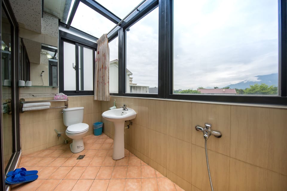 Double Room | Bathroom | Shower, free toiletries, hair dryer, slippers