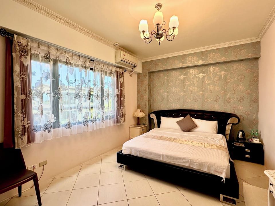 Double Room | Blackout drapes, soundproofing, WiFi (free), individually decorated