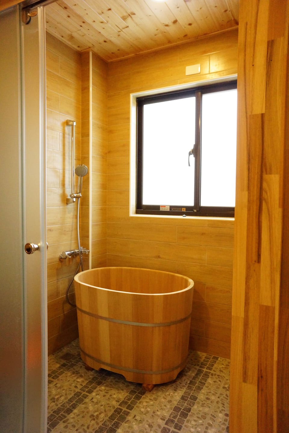Family Room | Deep soaking bathtub