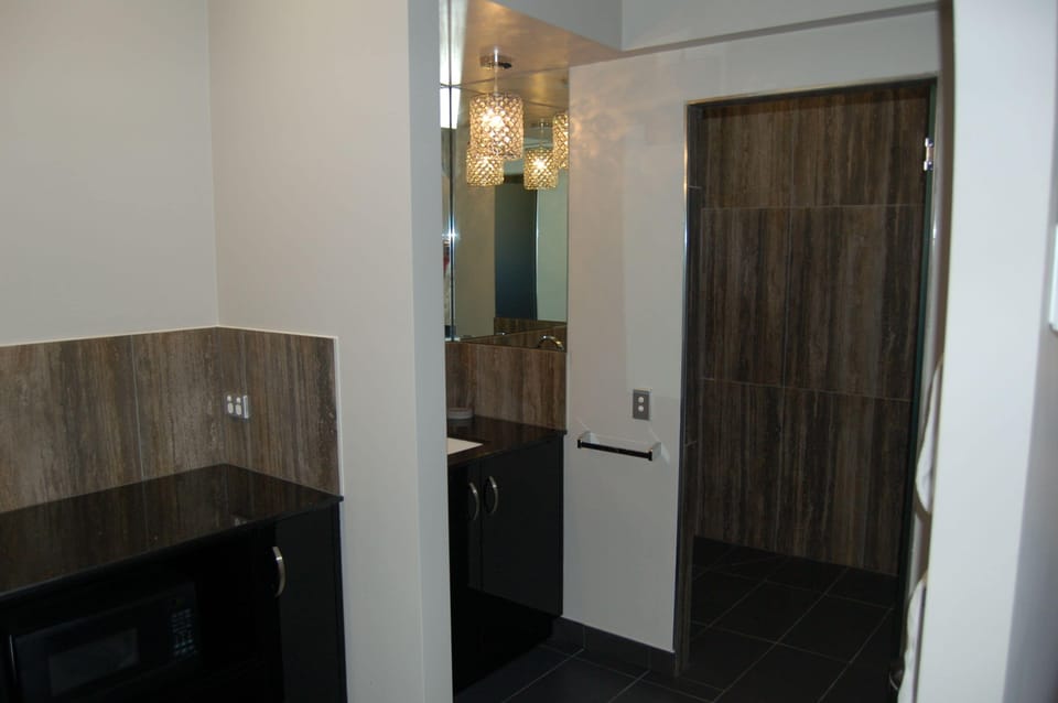 Executive Room (Executive King) | Bathroom | Free toiletries, hair dryer, towels, soap