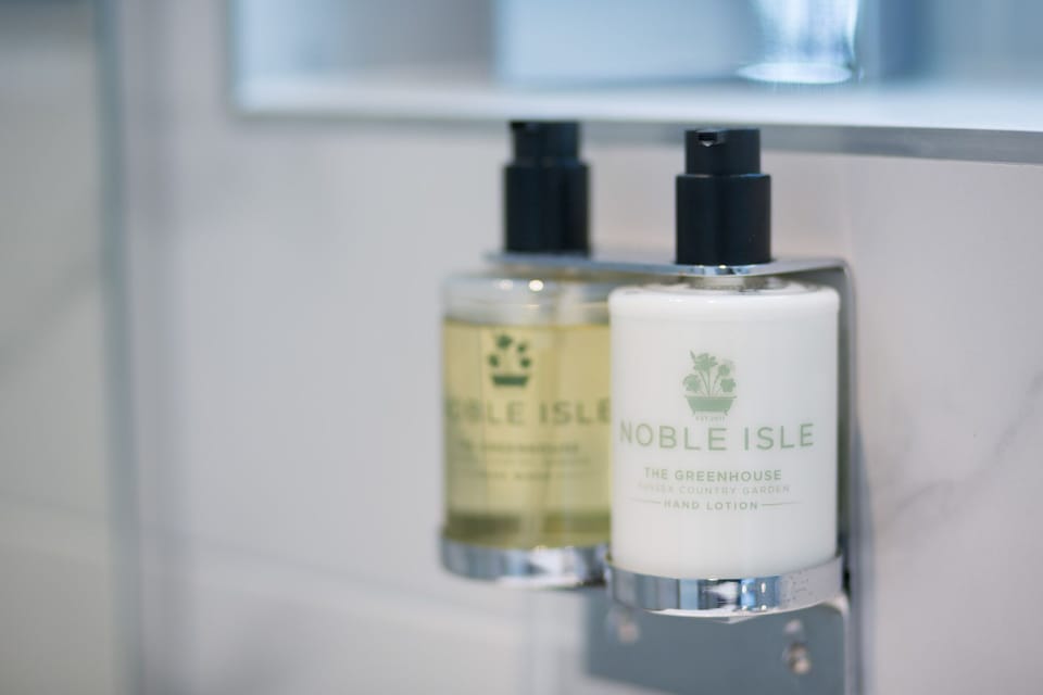 Luxury Double Room | Bathroom | Shower, free toiletries, hair dryer, towels