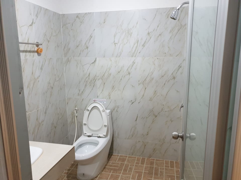 Triple Room | Bathroom | Shower, free toiletries, bidet, towels