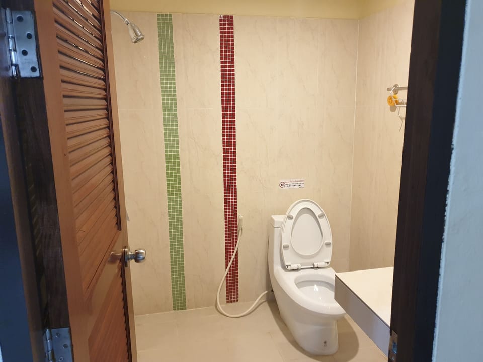 Grand Deluxe | Bathroom | Shower, free toiletries, bidet, towels