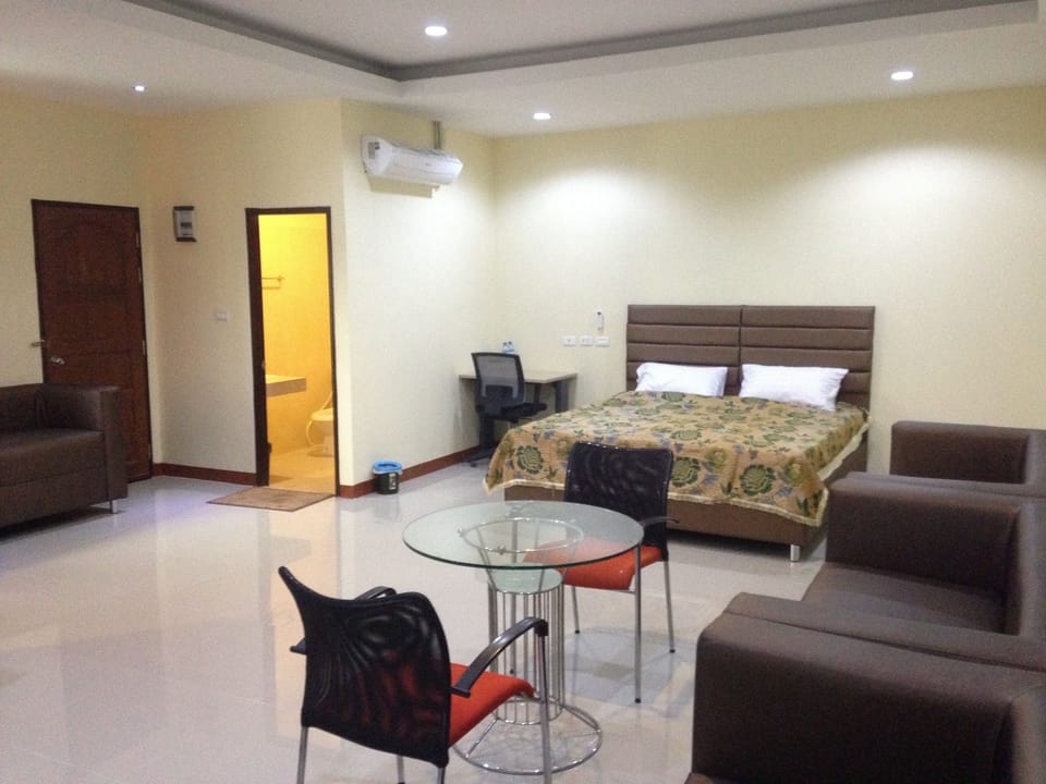 Grand Deluxe | Living area | LCD TV