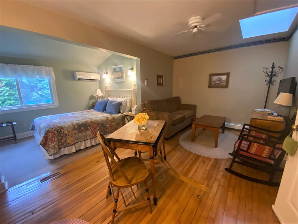 Studio, 1 Queen Bed with Sofa bed, Kitchenette, Ground Floor | Iron/ironing board, free WiFi, bed sheets